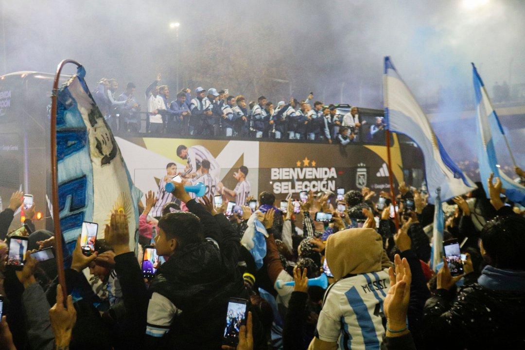 Asiacute fue el reencuentro de Scaloni y parte de la Seleccioacuten con los hinchas que fueron a recibirlos a Ezeiza