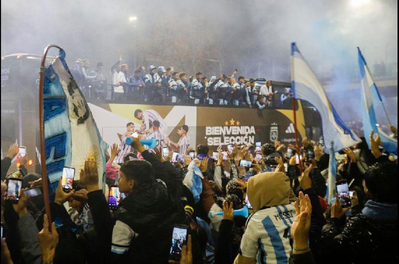 Asiacute fue el reencuentro de Scaloni y parte de la Seleccioacuten con los hinchas que fueron a recibirlos a Ezeiza