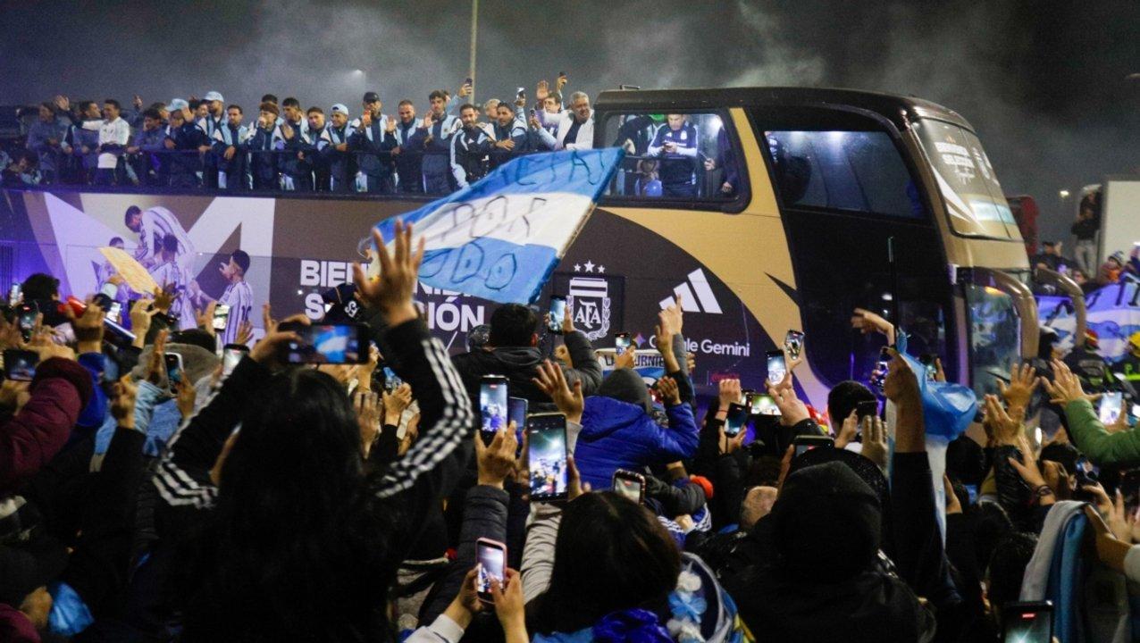 La Seleccioacuten volvioacute del Mundial- multitud en Ezeiza micro descapotable y un emotivo recibimiento