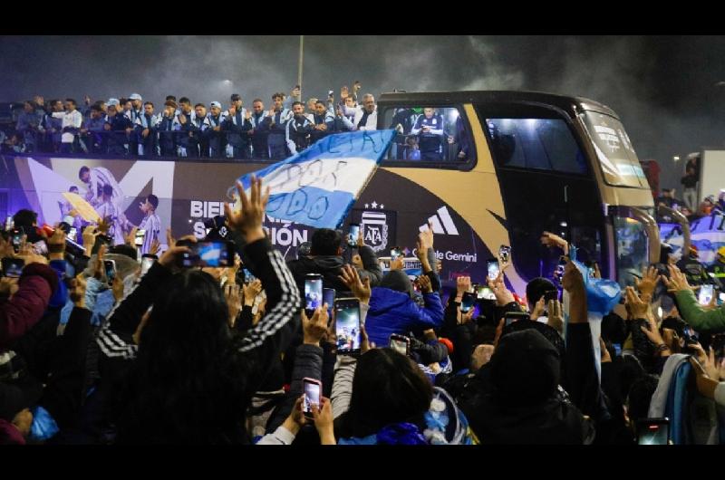 La Seleccioacuten volvioacute del Mundial- multitud en Ezeiza micro descapotable y un emotivo recibimiento