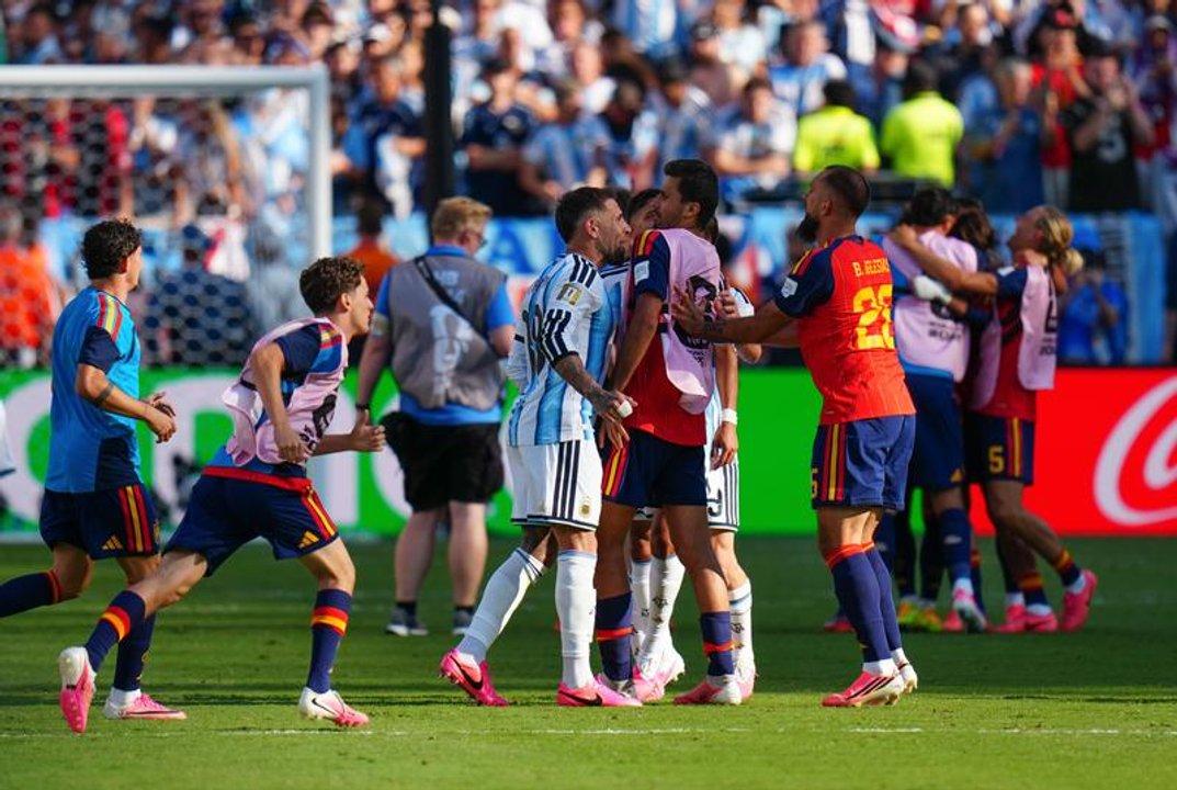 La FIFA investigaraacute los incidentes entre los jugadores al teacutermino de la final del Mundial 2026