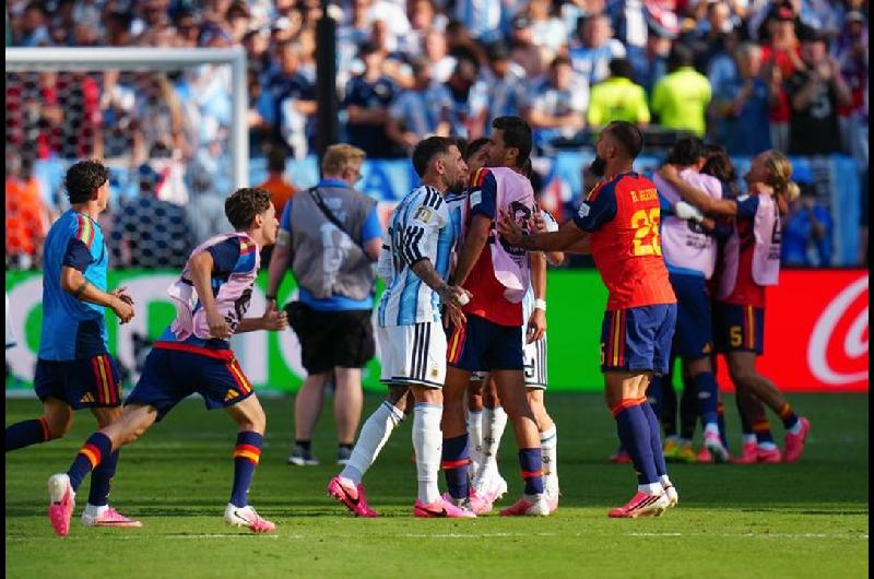 La FIFA investigaraacute los incidentes entre los jugadores al teacutermino de la final del Mundial 2026