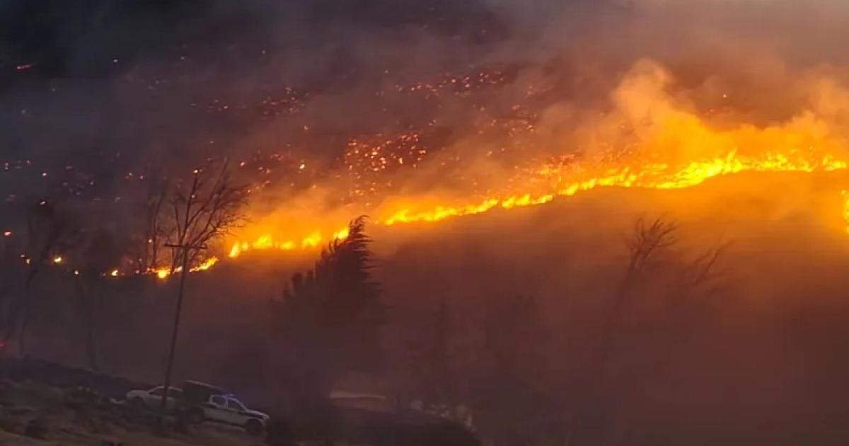Voraz incendio forestal en Volcaacuten mantiene en vilo a su poblacioacuten