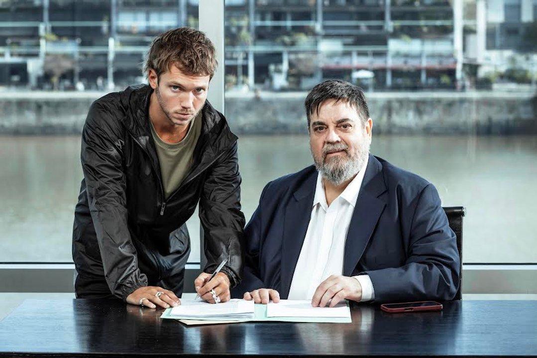 Carlos Portaluppi y Franco Masini se unen en una obra de teatro que lleva el fuacutetbol a la calle Corrientes
