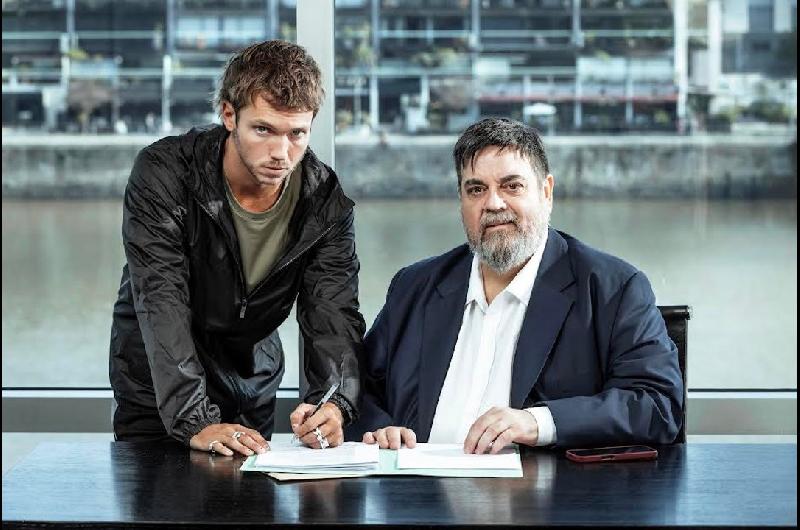 Carlos Portaluppi y Franco Masini se unen en una obra de teatro que lleva el fuacutetbol a la calle Corrientes