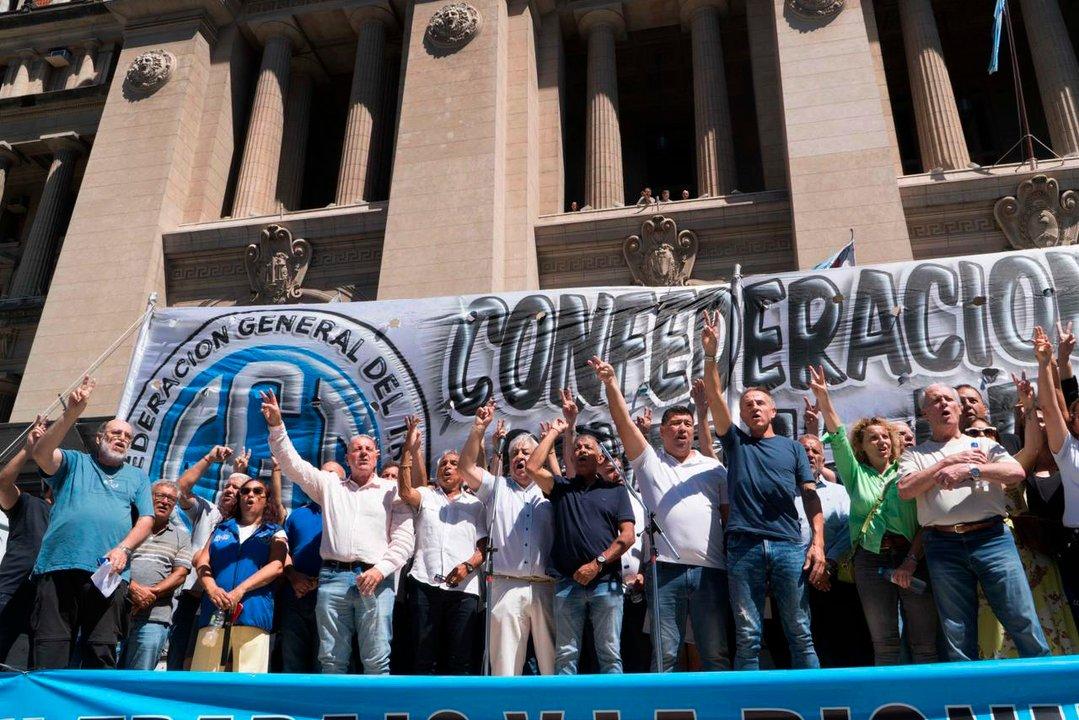 La CGT las CTA y movimientos sociales marchan al Congreso junto a los jubilados