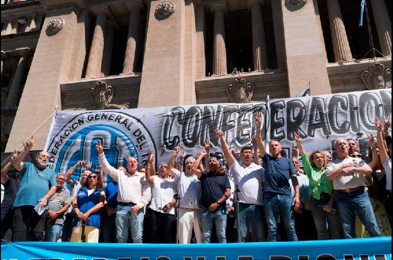 La CGT las CTA y movimientos sociales marchan al Congreso junto a los jubilados