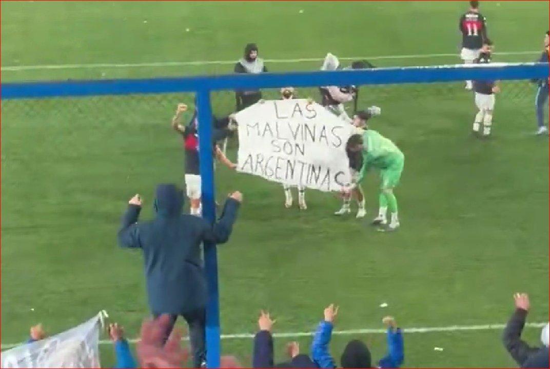 Tigre replicoacute a la Seleccioacuten argentina con una bandera sobre las Islas Malvinas