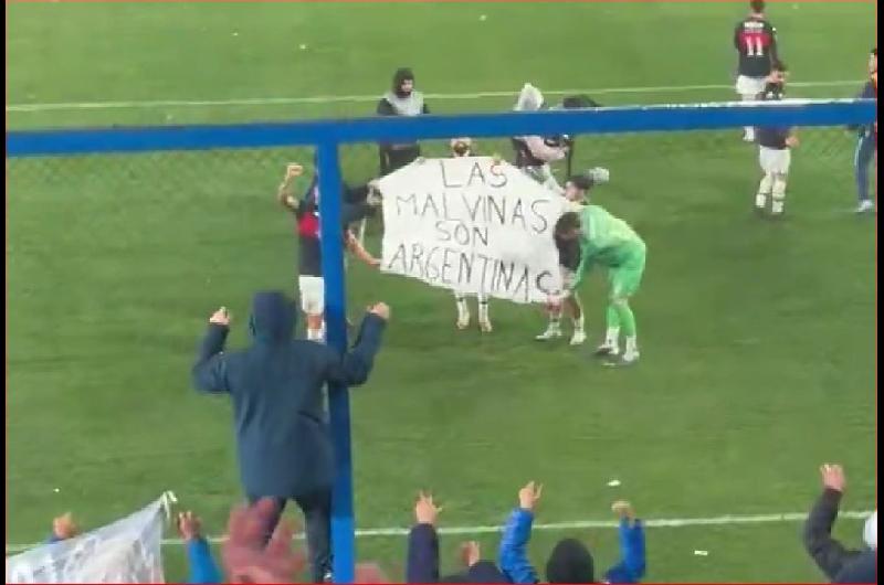 Tigre replicoacute a la Seleccioacuten argentina con una bandera sobre las Islas Malvinas