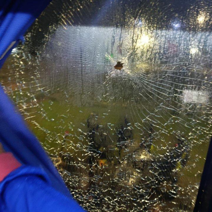 Violencia en la Copa Sudamericana- micros con hinchas de Tigre fueron baleados tras la victoria en Uruguay