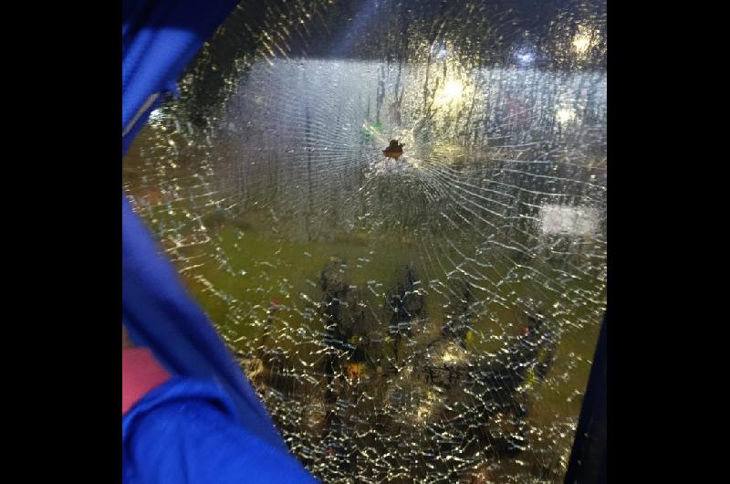 Violencia en la Copa Sudamericana- micros con hinchas de Tigre fueron baleados tras la victoria en Uruguay