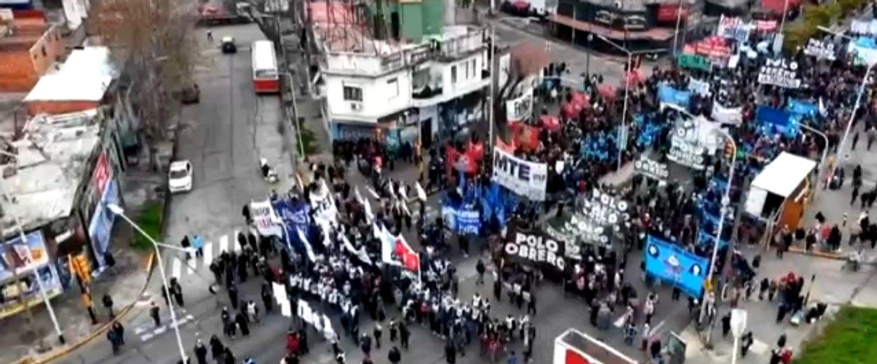 Tensioacuten en el Puente Pueyrredoacuten- manifestantes intentan cortar el acceso y la policiacutea activoacute el protocolo antipiquetes