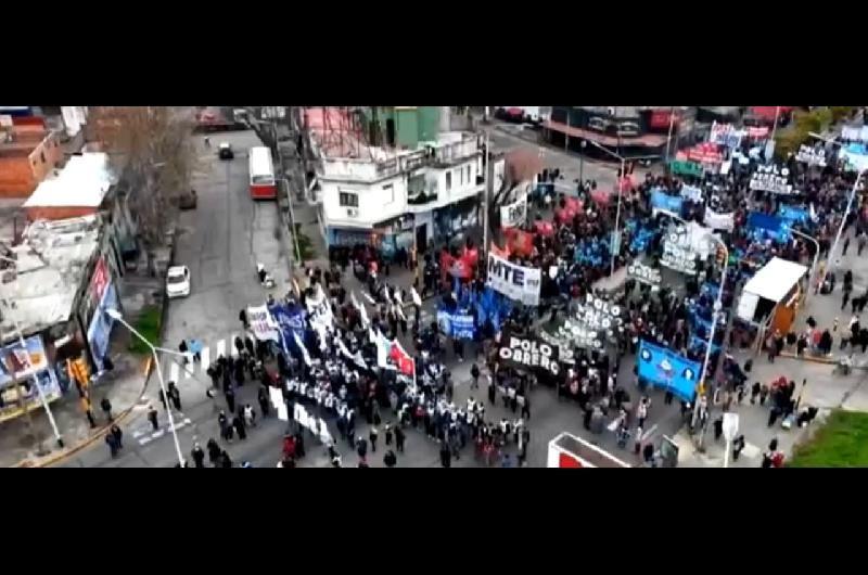 Tensioacuten en el Puente Pueyrredoacuten- manifestantes intentan cortar el acceso y la policiacutea activoacute el protocolo antipiquetes