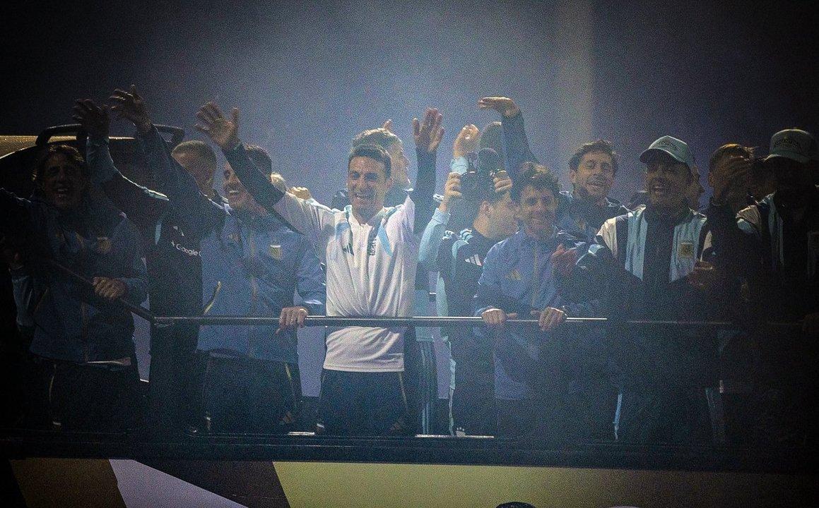 Lionel Scaloni habloacute sobre el carintildeo de los hinchas en Pujato- ldquoEs una caricia al almardquo
