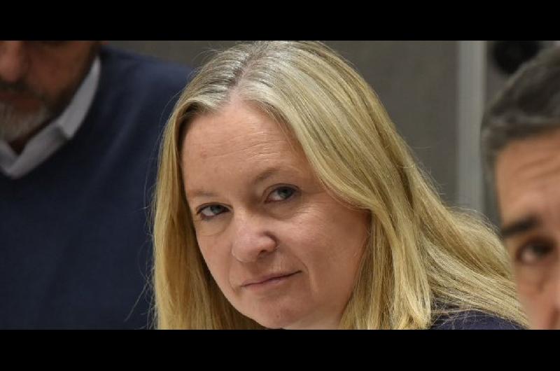 El oficialismo mendocino salvoacute a la vicegobernadora Casado de ir a juicio poliacutetico