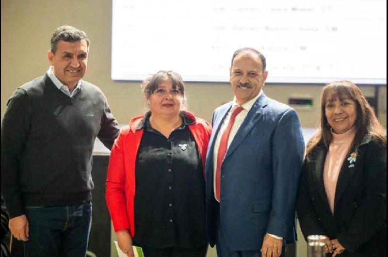 Docentes amenazan con no volver a clases y Quintela no cierra el conflicto