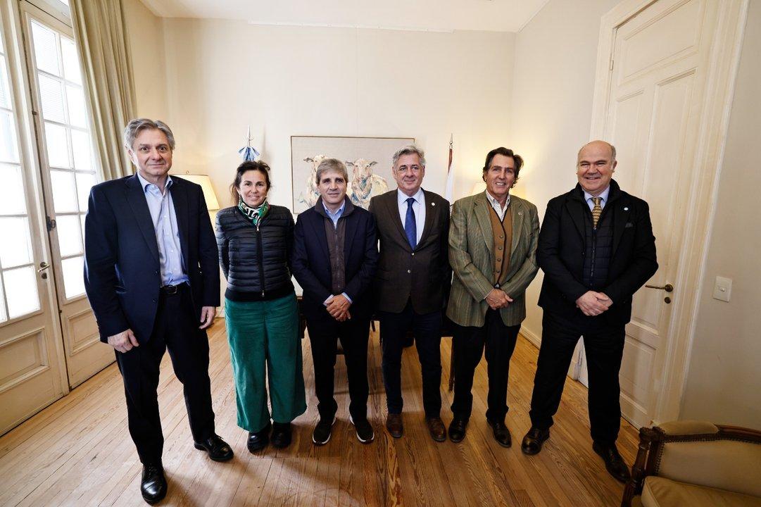 Luis Caputo visitoacute la Rural y enfrioacute las expectativas sobre un anuncio en la baja de las retenciones