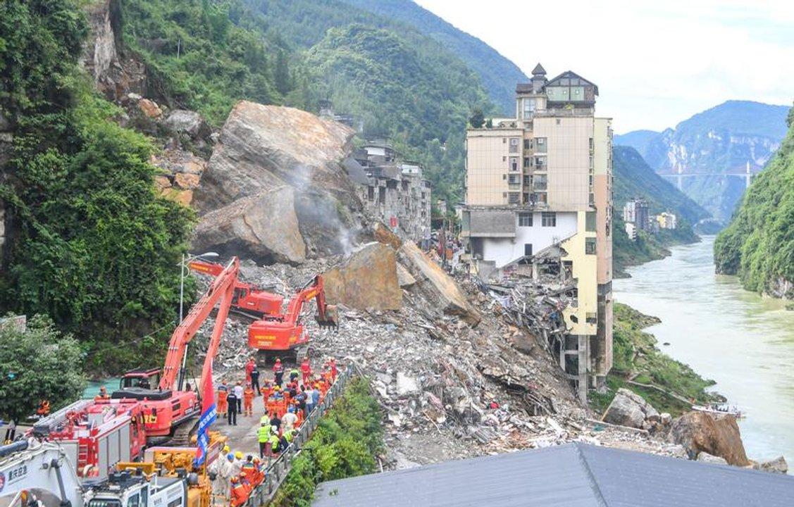 Tragedia en Chongqing- 11 muertos y 50 desaparecidos tras el colapso de una montantildea
