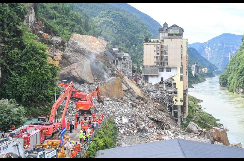 Tragedia en Chongqing- 11 muertos y 50 desaparecidos tras el colapso de una montantildea