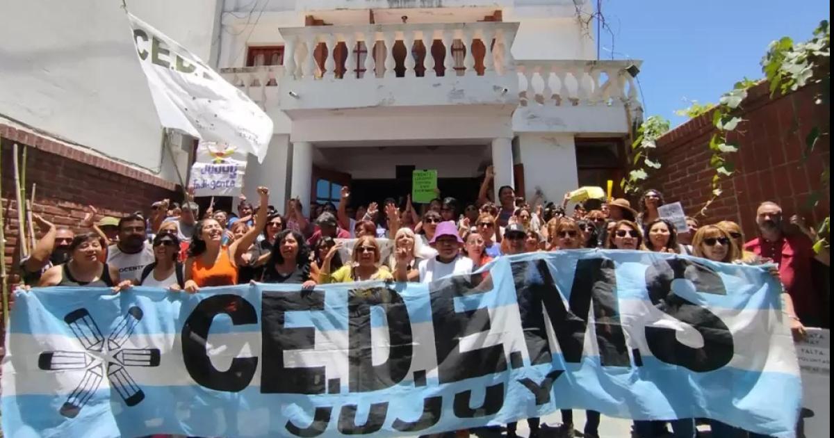 Los docentes jujentildeos no volveraacuten a las aulas en rechazo al aumento salarial