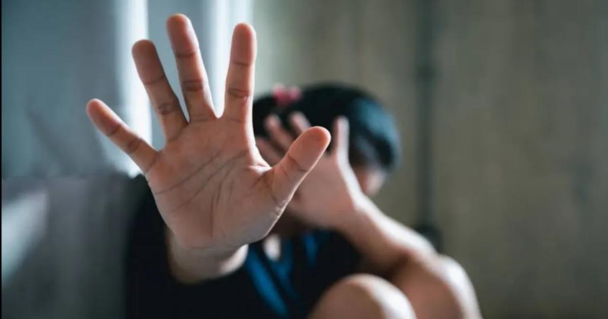 Intentoacute ahorcar a su pareja con una bufanda y le roboacute 40 mil pesos