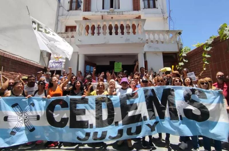 Los docentes jujentildeos no volveraacuten a las aulas en rechazo al aumento salarial