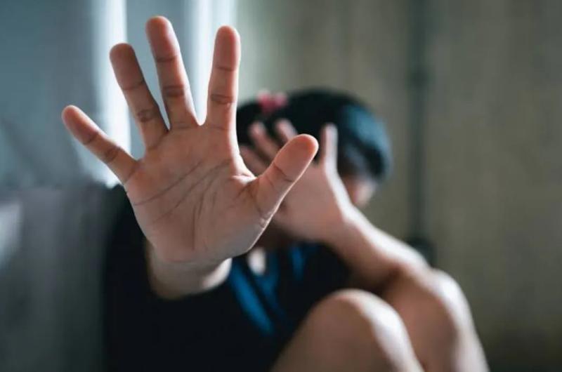 Intentoacute ahorcar a su pareja con una bufanda y le roboacute 40 mil pesos