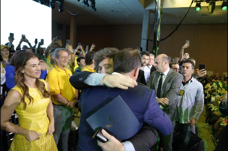 ldquoRiesgo Lulardquo- Milei criticoacute al presidente de Brasil y sostuvo que Flaacutevio Bolsonaro ldquoes el uacutenico capaz de pararlordquo