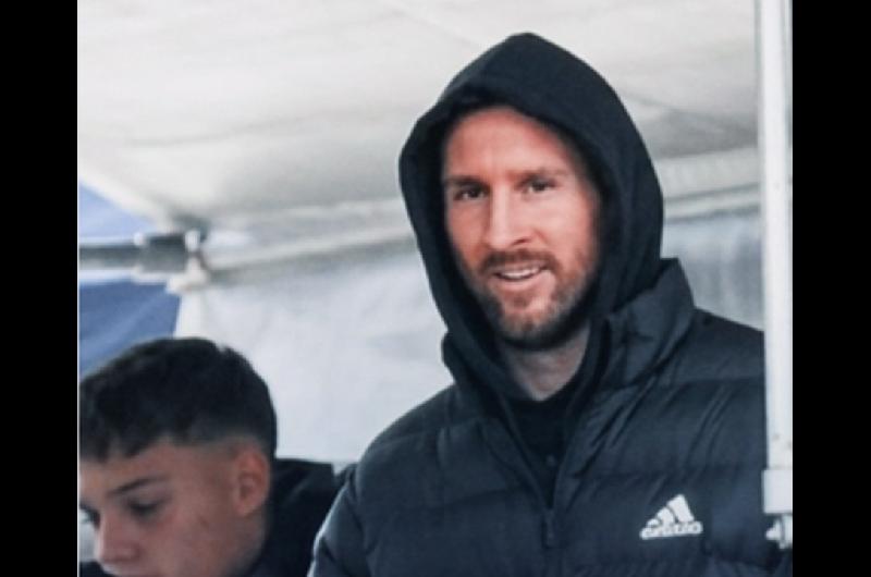 La primera aparicioacuten puacuteblica de Lionel Messi tras la final del Mundial- fue a ver un partido de Primera C