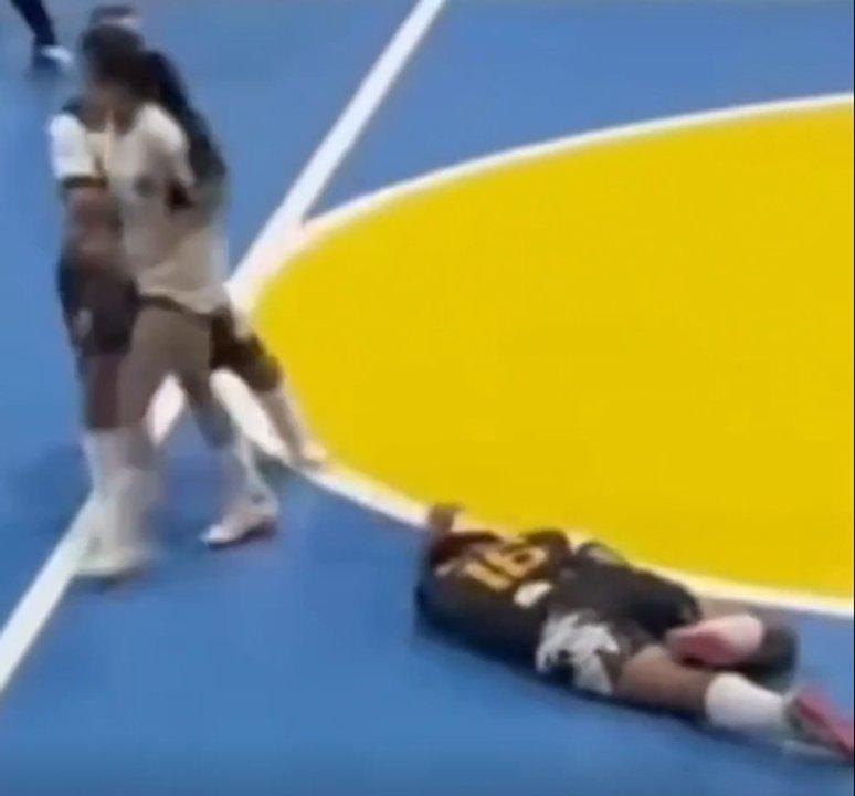 Brasil- una jugadora de futsal pateoacute a una rival en la cabeza y fue sancionada por cinco antildeos