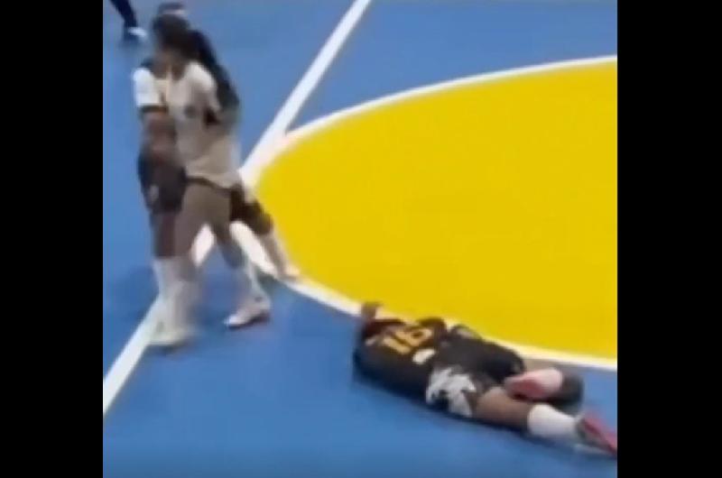 Brasil- una jugadora de futsal pateoacute a una rival en la cabeza y fue sancionada por cinco antildeos