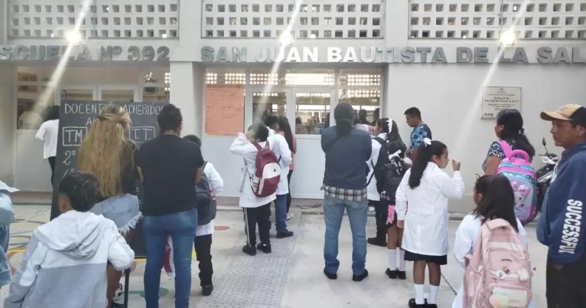 Los estudiantes jujentildeos regresan a las aulas tras el receso vacacional 