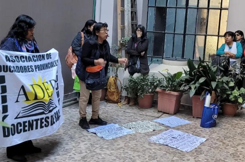 Las bases de ADEP cuestionan al gobierno y ratifican el paro