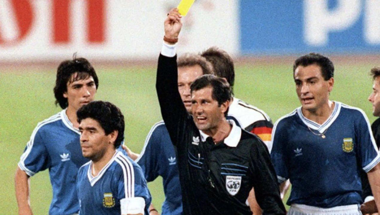 Los aacuterbitros que se retiraron tras dirigir una final del mundo