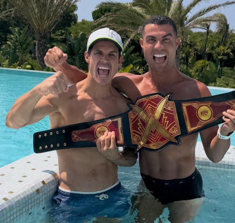 Edu Aguirre celebroacute su triunfo ante Gastoacuten Edul en La Velada del Antildeo junto a Cristiano Ronaldo