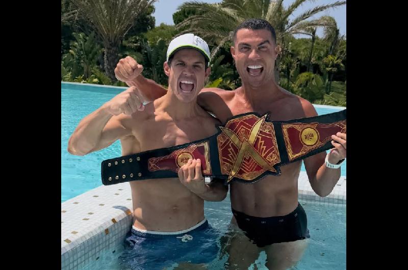 Edu Aguirre celebroacute su triunfo ante Gastoacuten Edul en La Velada del Antildeo junto a Cristiano Ronaldo