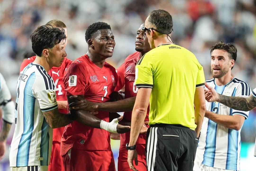 La IFAB admitioacute que la expulsioacuten de Embolo ante la Argentina fue un error del VAR