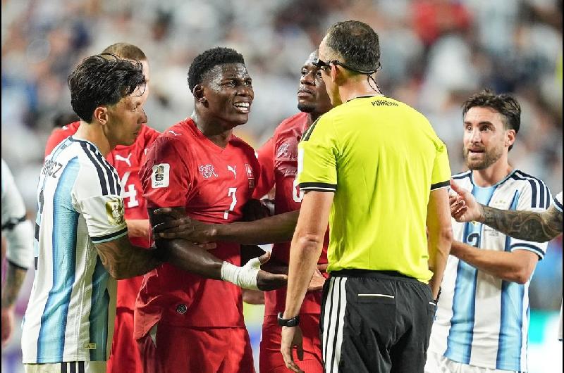 La IFAB admitioacute que la expulsioacuten de Embolo ante la Argentina fue un error del VAR