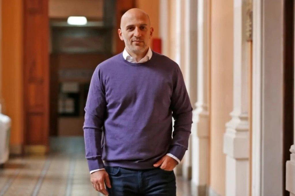 Yacobitti cruzoacute al vocero presidencial por el porcentaje de alumnos extranjeros y aportoacute datos oficiales