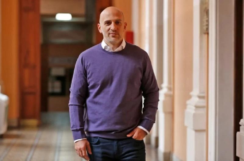 Yacobitti cruzoacute al vocero presidencial por el porcentaje de alumnos extranjeros y aportoacute datos oficiales