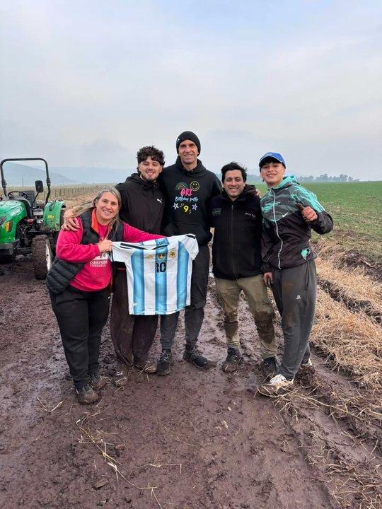 El regalo del ldquoDiburdquo Martiacutenez a los vecinos que lo ayudaron a sacar su camioneta del barro