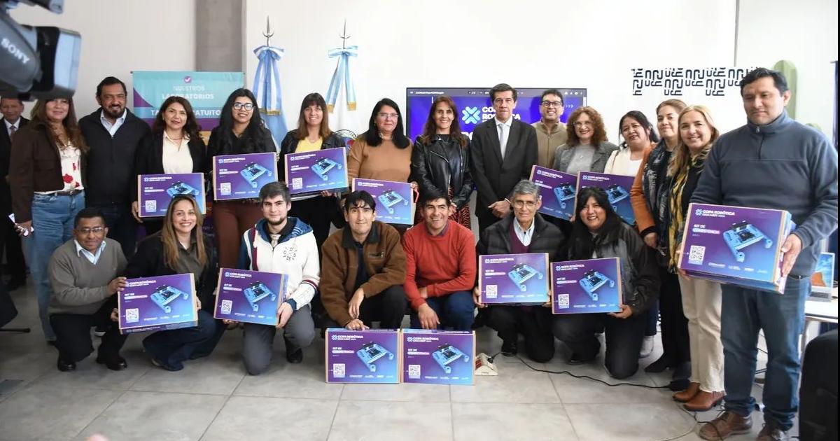 Entregaron materiales a escuelas que compiten en la Copa Roboacutetica Argentina