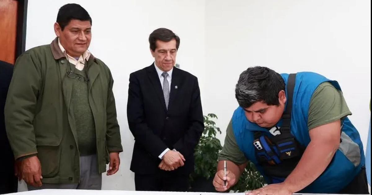  Formalizan contratos para 130 agentes de Servicios Generales