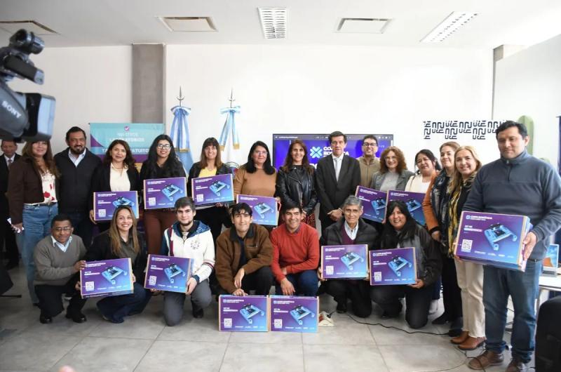 Entregaron materiales a escuelas que compiten en la Copa Roboacutetica Argentina