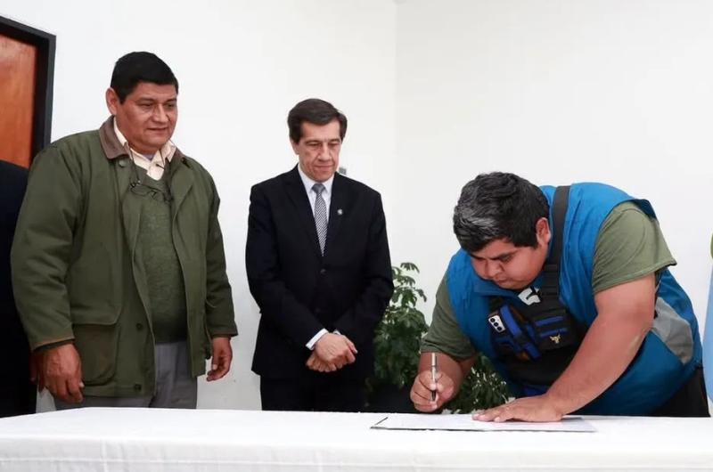  Formalizan contratos para 130 agentes de Servicios Generales