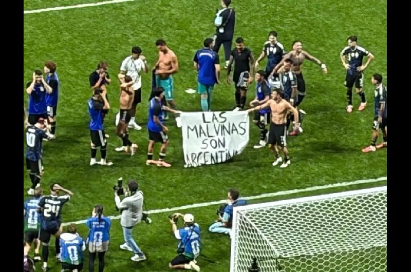 La FIFA investiga a la AFA por la bandera de Malvinas exhibida tras el triunfo ante Inglaterra