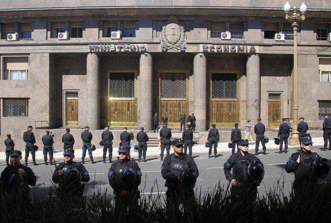 Deuda- el Gobierno renovoacute la totalidad de los vencimientos y sumoacute otros US300 millones 