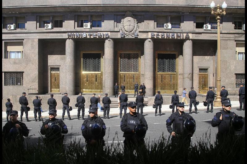 Deuda- el Gobierno renovoacute la totalidad de los vencimientos y sumoacute otros US300 millones 