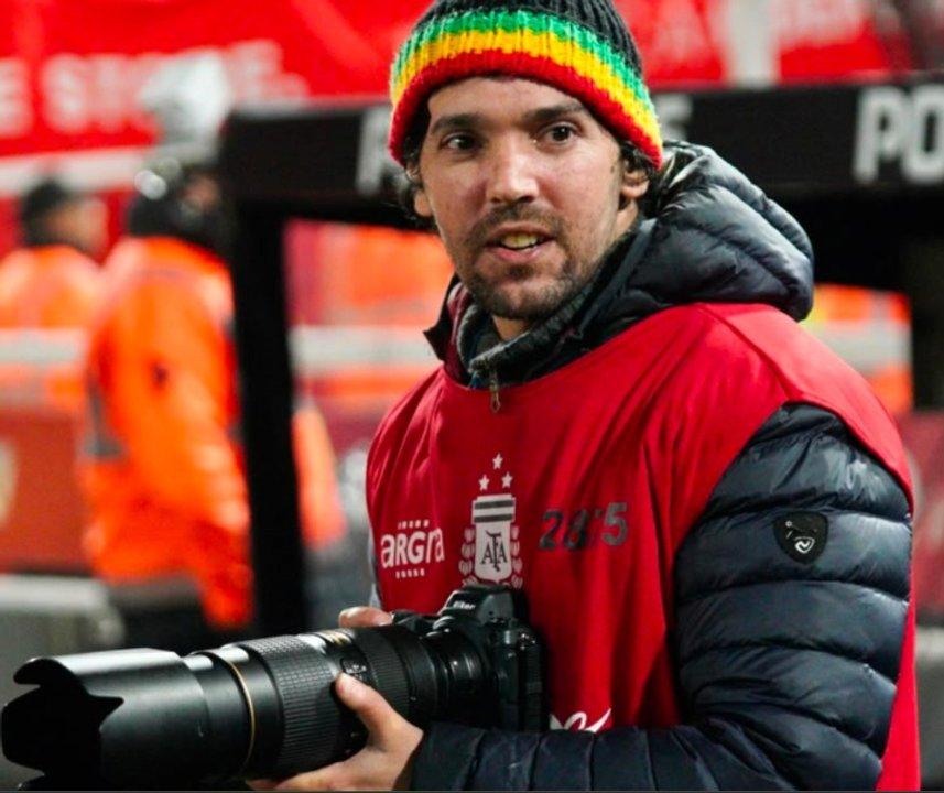 Pablo Grillo volvioacute a sacar fotos en la cancha de Independiente