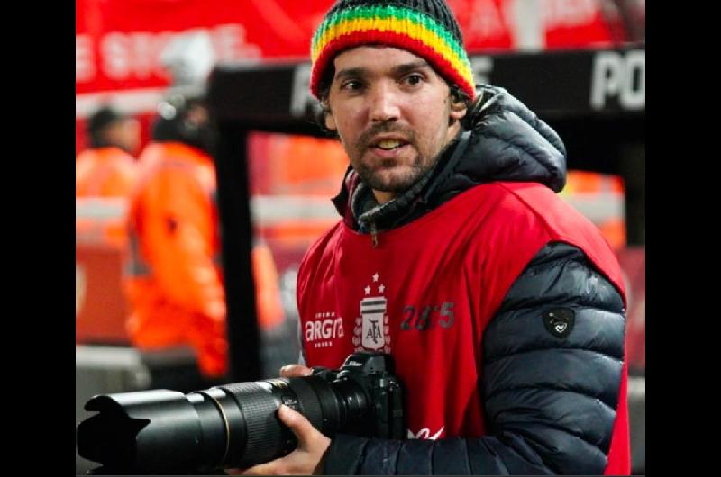 Pablo Grillo volvioacute a sacar fotos en la cancha de Independiente